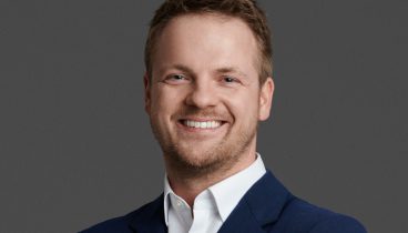 Jan Jetmar povyšuje na Senior Associate